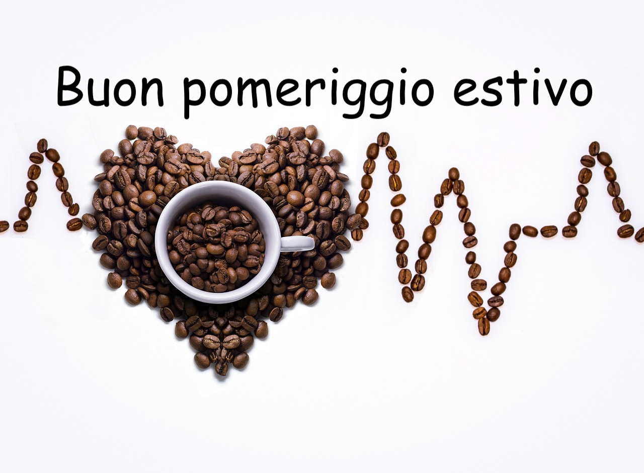  composizione con chicchì di caffè che formano un cuore e la simulazione del battico cardiaco